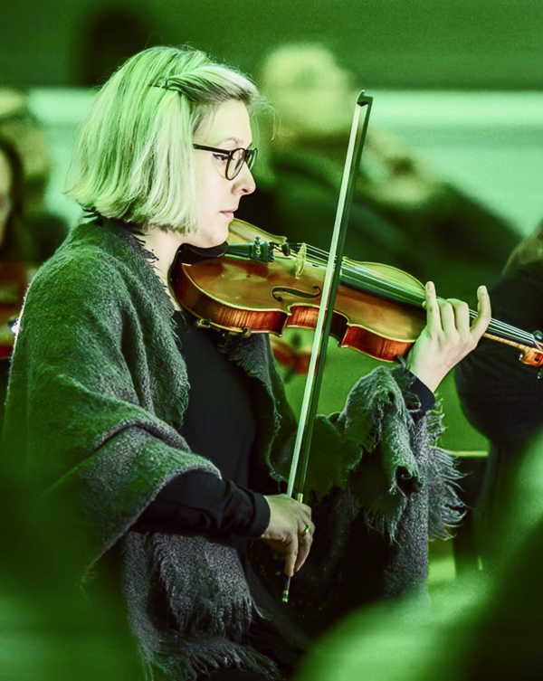 Eine junge Frau mit einer Geige in der Hand